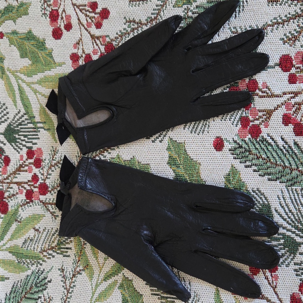 Vintage Elegant Black Leather Gloves - Picture 2 of 2